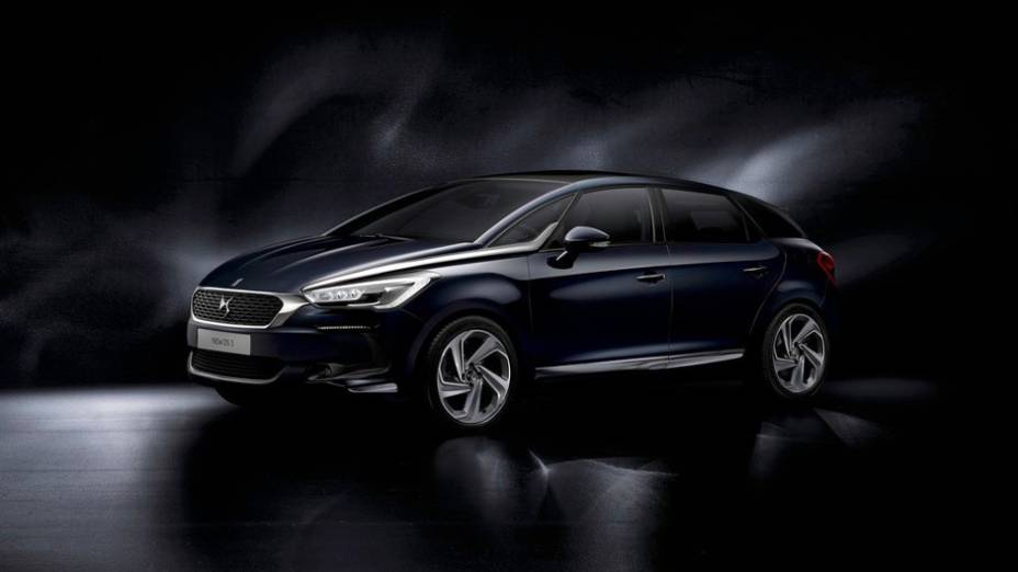 Com novo visual, hatch traz laterais com novos detalhes cromados | <a href="https://beta-develop.quatrorodas.abril.com.br/noticias/saloes/genebra-2015/ds5-nova-cara-oficialmente-revelado-837002.shtml" rel="migration">Leia mais</a>