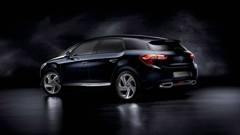 Lanterna traseira chega com visual redesenhado e ponteiras duplas do escapamento | <a href="https://beta-develop.quatrorodas.abril.com.br/noticias/saloes/genebra-2015/ds5-nova-cara-oficialmente-revelado-837002.shtml" rel="migration">Leia mais</a>