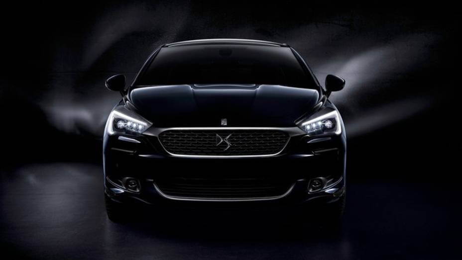 Grade dianteira est&aacute; maior e traz o logo DS mais centralizada | <a href="https://beta-develop.quatrorodas.abril.com.br/noticias/saloes/genebra-2015/ds5-nova-cara-oficialmente-revelado-837002.shtml" rel="migration">Leia mais</a>