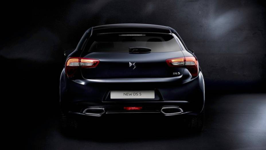 Modelo oferece quatro op&ccedil;&otilde;es de motoriza&ccedil;&atilde;o, com destaque para a vers&atilde;o topo de linha com 200 cv | <a href="https://beta-develop.quatrorodas.abril.com.br/noticias/saloes/genebra-2015/ds5-nova-cara-oficialmente-revelado-837002.shtml" rel="migration">Leia mais</a>