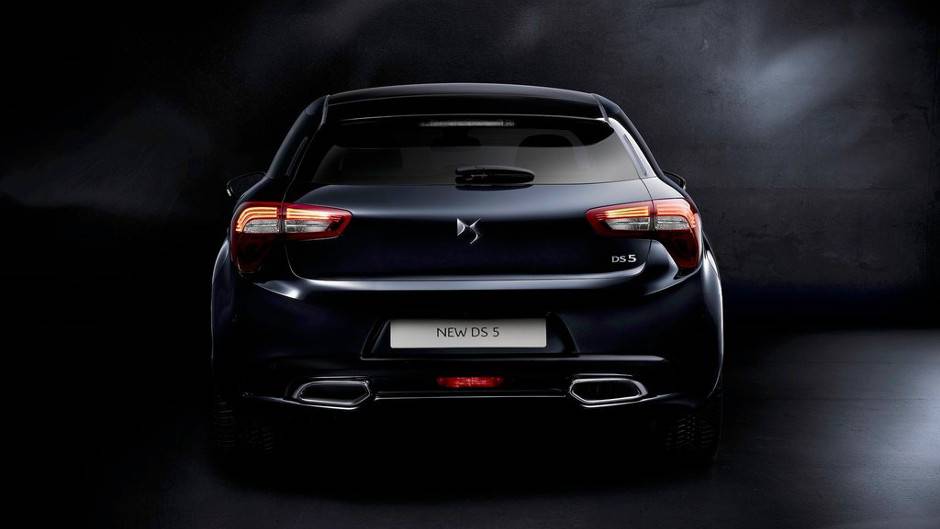 Modelo oferece quatro op&ccedil;&otilde;es de motoriza&ccedil;&atilde;o, com destaque para a vers&atilde;o topo de linha com 200 cv | <a href="https://beta-develop.quatrorodas.abril.com.br/noticias/saloes/genebra-2015/ds5-nova-cara-oficialmente-revelado-837002.shtml" rel="migration">Leia mais</a>