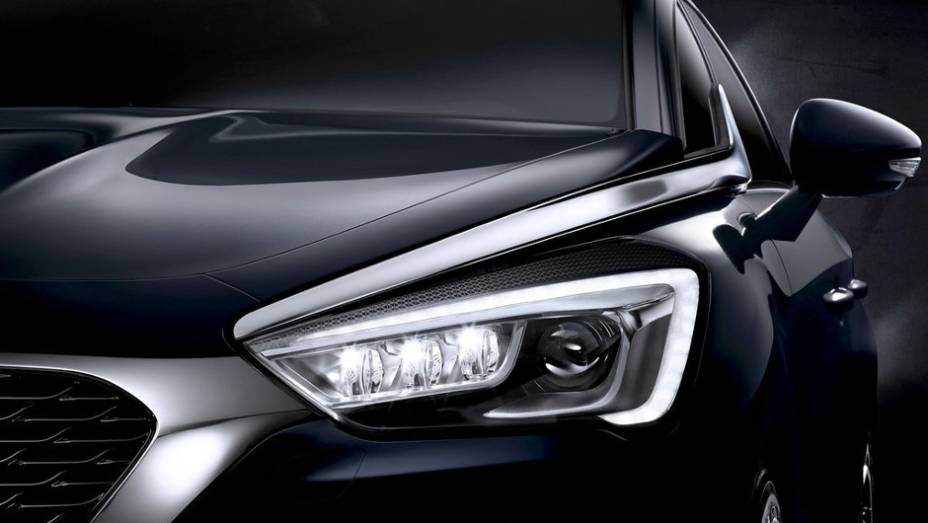 Far&oacute;is com luzes de x&ecirc;non e LED e indicadores de dire&ccedil;&atilde;o sequenciais s&atilde;o provenientes do DS3 | <a href="https://beta-develop.quatrorodas.abril.com.br/noticias/saloes/genebra-2015/ds5-nova-cara-oficialmente-revelado-837002.shtml" rel="migration">Leia mais</a>