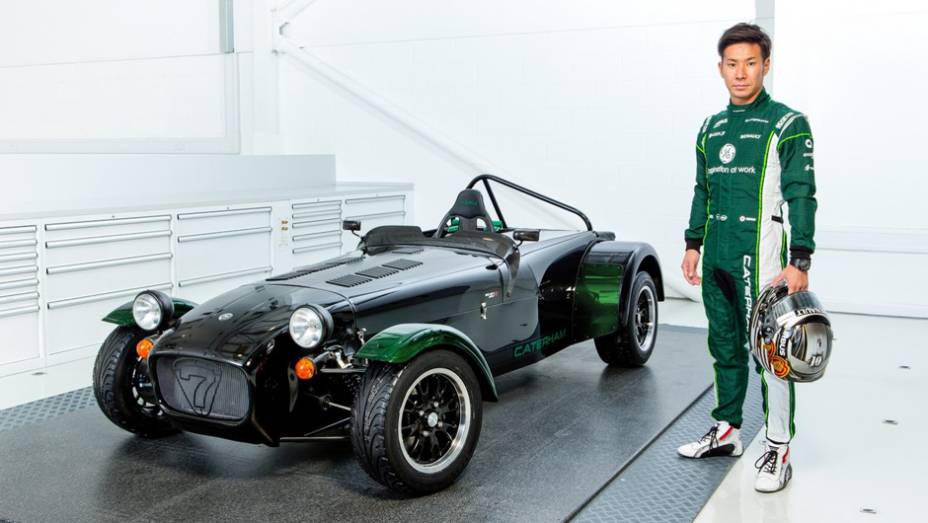 Caterham Seven Kamui Kobayashi Limited Edition | <a href="https://beta-develop.quatrorodas.abril.com.br/noticias/mercado/caterham-lanca-seven-kamui-kobayashi-limited-edition-784171.shtml" rel="migration">Leia mais</a>