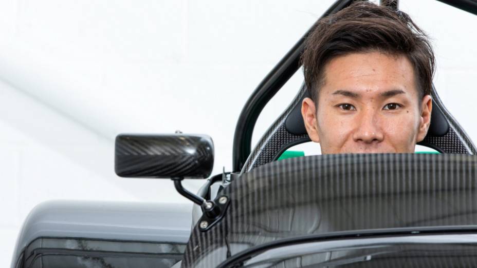 Caterham Seven Kamui Kobayashi Limited Edition | <a href="https://beta-develop.quatrorodas.abril.com.br/noticias/mercado/caterham-lanca-seven-kamui-kobayashi-limited-edition-784171.shtml" rel="migration">Leia mais</a>