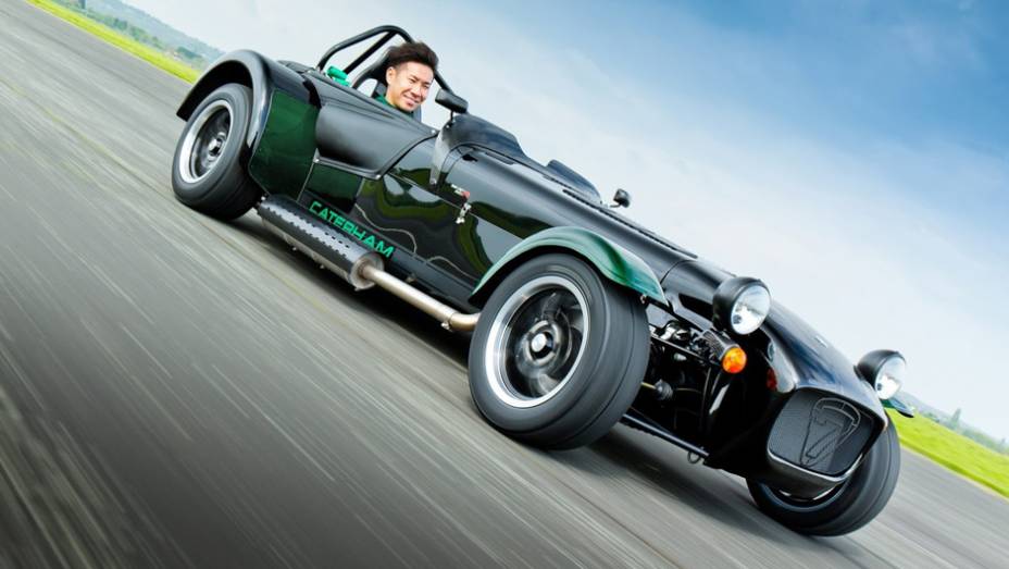 Caterham Seven Kamui Kobayashi Limited Edition | <a href="https://beta-develop.quatrorodas.abril.com.br/noticias/mercado/caterham-lanca-seven-kamui-kobayashi-limited-edition-784171.shtml" rel="migration">Leia mais</a>