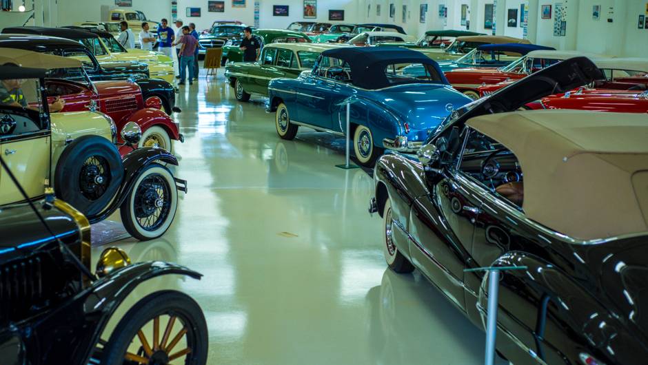 Dos antigos Ford Modelo A até os gigantescos sedãs dos anos 50 e 60, não faltam exemplares de colecionador Dos antigos Ford Modelo A até os gigantescos sedãs dos anos 50 e 60, não faltam exemplares de colecionador
