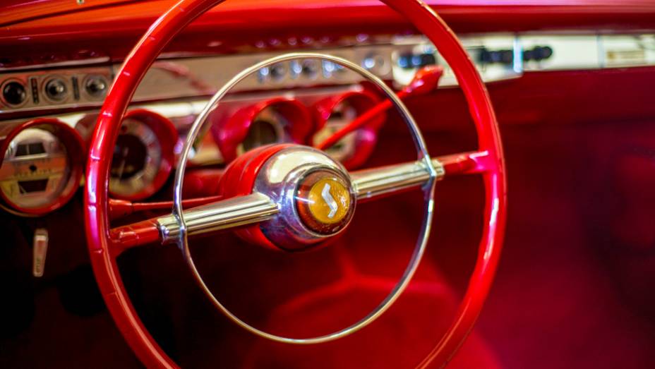 Como em muitos veículos clássicos, o aro cromado acionava a buzina Como em muitos veículos clássicos, o aro cromado acionava a buzina