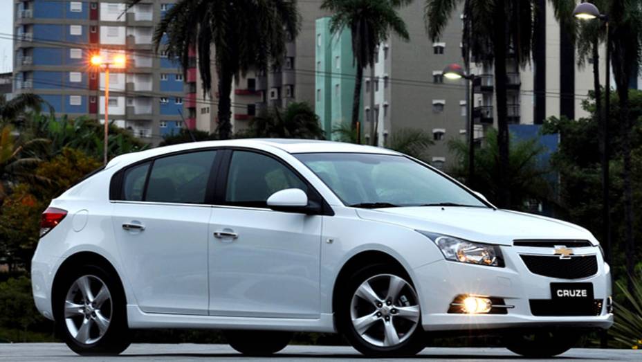 Ele &eacute; igual o Cruze sed&atilde; at&eacute; as portas de tr&aacute;s | <a href="https://beta-develop.quatrorodas.abril.com.br/carros/lancamentos/chevrolet-cruze-sport6-681589.shtml" rel="migration">Leia mais</a>
