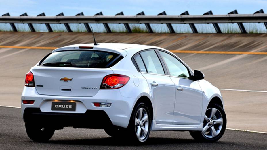 A traseira tem visual menos conservador que o sedã, com direito a lanternas exclusivas | <a href="https://beta-develop.quatrorodas.abril.com.br/carros/lancamentos/chevrolet-cruze-sport6-681589.shtml" rel="migration">Leia mais</a>