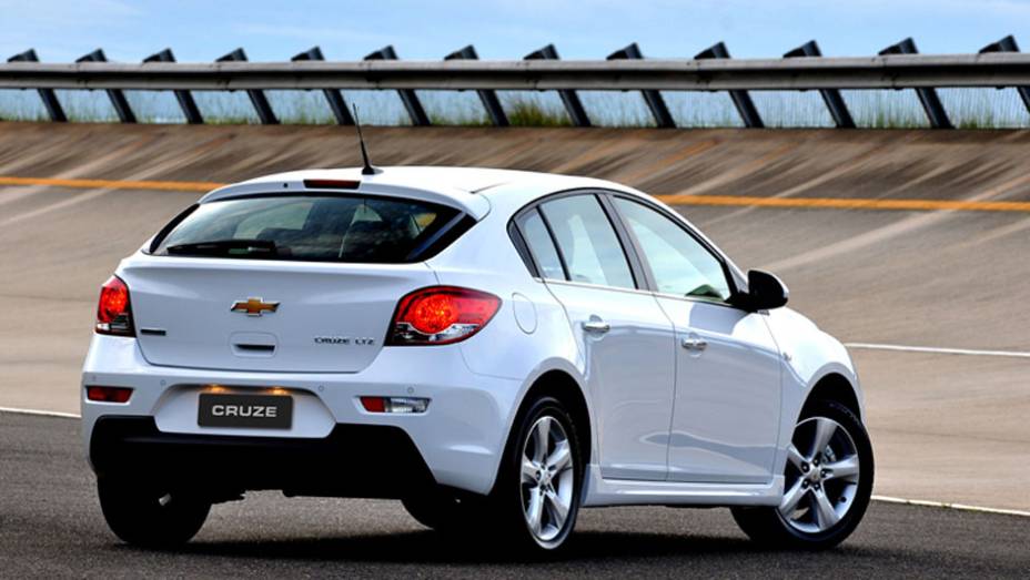 A traseira tem visual menos conservador que o sed&atilde;, com direito a lanternas exclusivas | <a href="https://beta-develop.quatrorodas.abril.com.br/carros/lancamentos/chevrolet-cruze-sport6-681589.shtml" rel="migration">Leia mais</a>