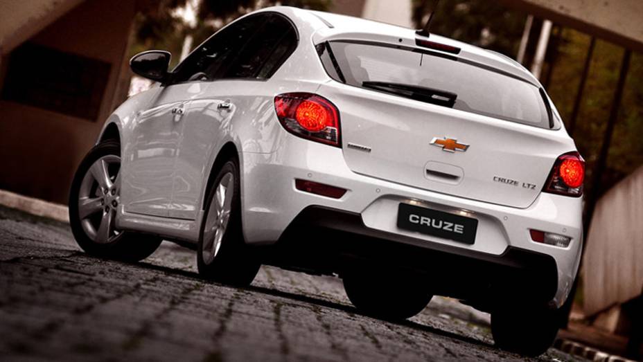 Luzes de neblina e r&eacute; ficam no para-choque, ao lado da placa | <a href="https://beta-develop.quatrorodas.abril.com.br/carros/lancamentos/chevrolet-cruze-sport6-681589.shtml" rel="migration">Leia mais</a>