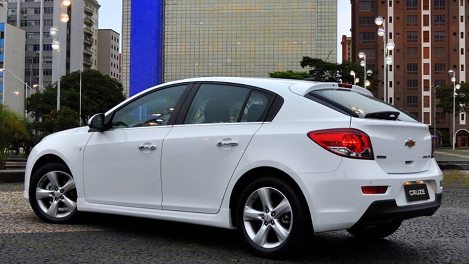 A dist&acirc;ncia entre-eixos do Sport6 &eacute; a mesma do sed&atilde;, mas o hatch &eacute; mais curto no comprimento | <a href="https://beta-develop.quatrorodas.abril.com.br/carros/lancamentos/chevrolet-cruze-sport6-681589.shtml" rel="migration">Leia mais</a>