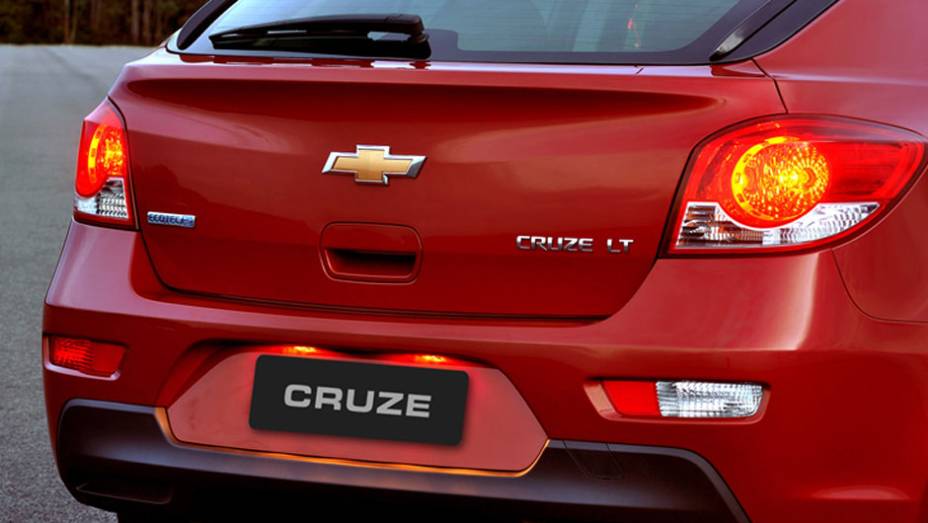 Al&eacute;m da vers&atilde;o topo-de-linha LTZ, o Cruze Sport6 tamb&eacute;m ser&aacute; oferecido na op&ccedil;&atilde;o LT | <a href="https://beta-develop.quatrorodas.abril.com.br/carros/lancamentos/chevrolet-cruze-sport6-681589.shtml" rel="migration">Leia mais</a>