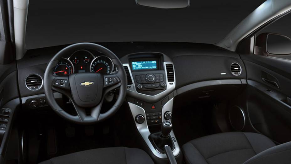 O interior é o mesmo do sedã e agrada pelas linhas modernas | <a href="https://beta-develop.quatrorodas.abril.com.br/carros/lancamentos/chevrolet-cruze-sport6-681589.shtml" rel="migration">Leia mais</a>