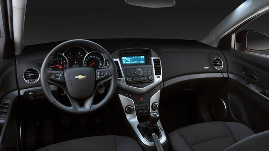 O interior &eacute; o mesmo do sed&atilde; e agrada pelas linhas modernas | <a href="https://beta-develop.quatrorodas.abril.com.br/carros/lancamentos/chevrolet-cruze-sport6-681589.shtml" rel="migration">Leia mais</a>