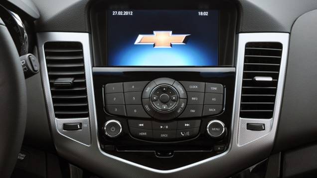 Na configuração LTZ, há uma tela multimídia no centro do painel | <a href="https://beta-develop.quatrorodas.abril.com.br/carros/lancamentos/chevrolet-cruze-sport6-681589.shtml" rel="migration">Leia mais</a> Na configuração LTZ, há uma tela multimídia no centro do painel | <a href="https://beta-develop.quatrorodas.abril.com.br/carros/lancamentos/chevrolet-cruze-sport6-681589.shtml" rel="migration">Leia mais</a>