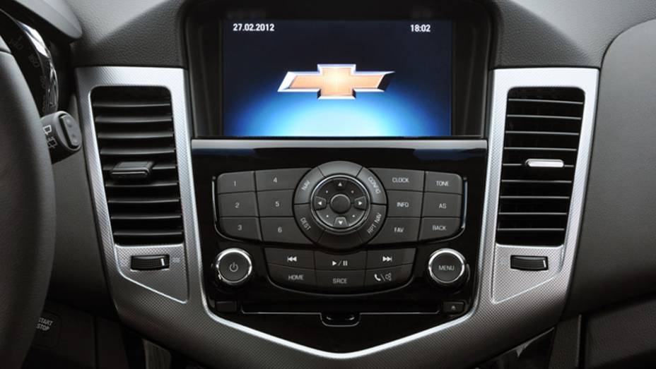 Na configura&ccedil;&atilde;o LTZ, h&aacute; uma tela multim&iacute;dia no centro do painel | <a href="https://beta-develop.quatrorodas.abril.com.br/carros/lancamentos/chevrolet-cruze-sport6-681589.shtml" rel="migration">Leia mais</a>