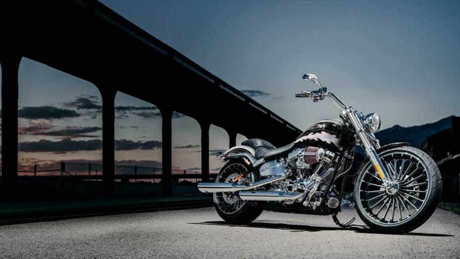 O estilo Drag Custom &eacute; real&ccedil;ado pela pintura customizada, oferecida pela primeira vez como item de s&eacute;rie | <a href="https://beta-develop.quatrorodas.abril.com.br/moto/noticias/harley-davidson-tres-novidades-ao-salao-duas-rodas-756391.shtml" rel="migration">Leia mais</a>
