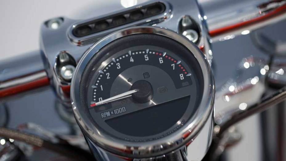 Piloto automático é equipamento de série na Breakout | <a href="https://beta-develop.quatrorodas.abril.com.br/moto/noticias/harley-davidson-tres-novidades-ao-salao-duas-rodas-756391.shtml" rel="migration">Leia mais</a>