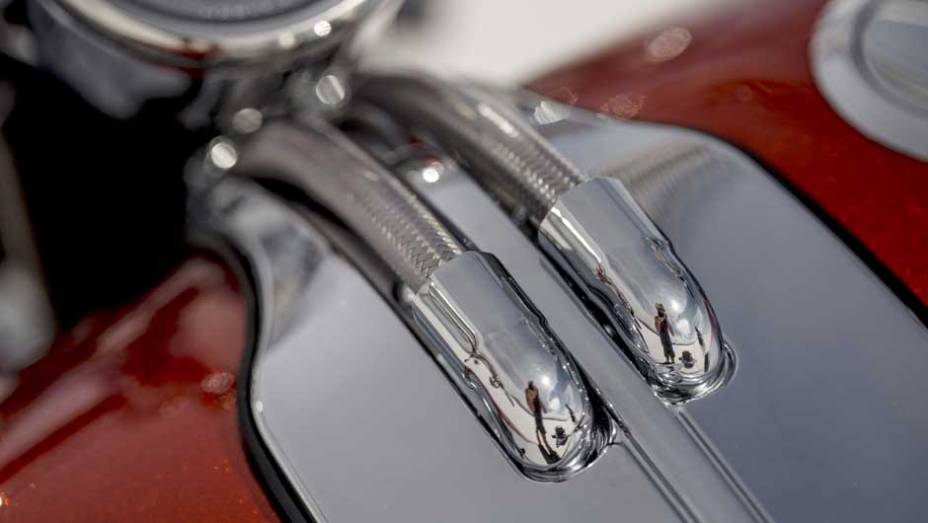 Cheia de detalhes exclusivos, a motocicleta abusa dos cromados | <a href="https://beta-develop.quatrorodas.abril.com.br/moto/noticias/harley-davidson-tres-novidades-ao-salao-duas-rodas-756391.shtml" rel="migration">Leia mais</a>