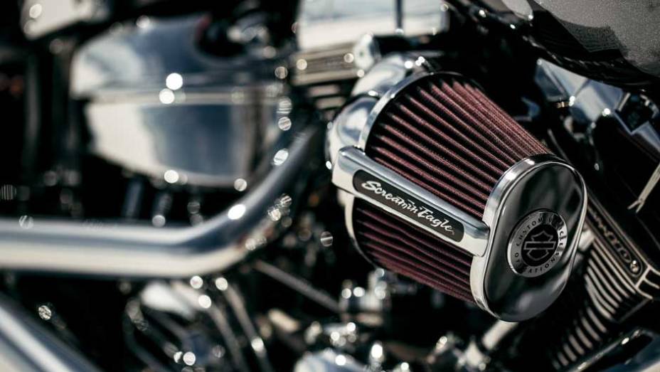 O filtro de ar Screaming Eagle é estilo Ventilator, otimizando o desempenho da moto | <a href="https://beta-develop.quatrorodas.abril.com.br/moto/noticias/harley-davidson-tres-novidades-ao-salao-duas-rodas-756391.shtml" rel="migration">Leia mais</a>