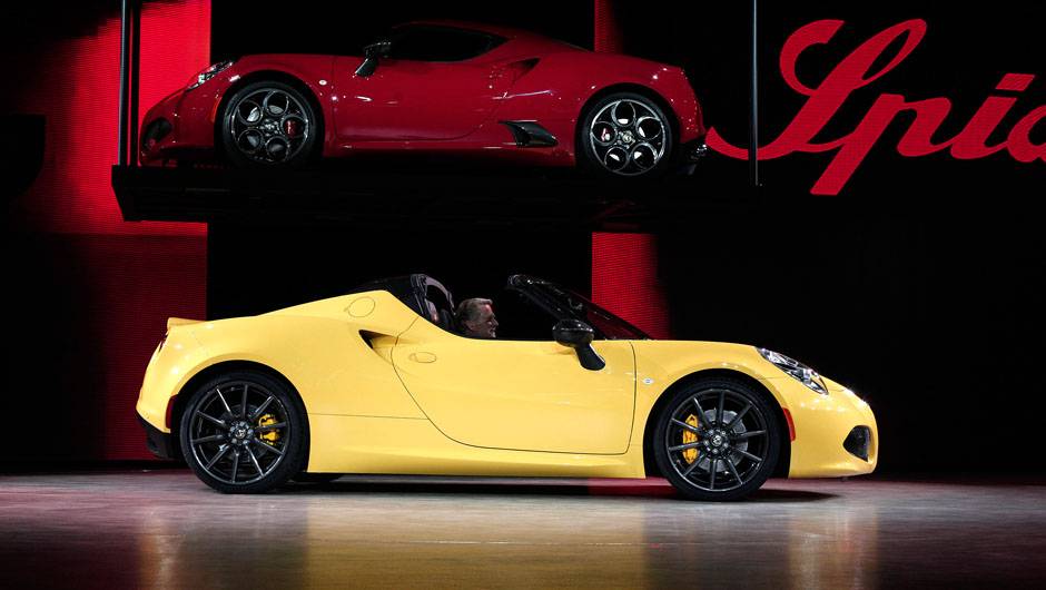 Alfa Romeo 4C Spider | <a href="https://beta-develop.quatrorodas.abril.com.br/noticias/saloes/detroit-2015/alfa-romeo-4c-spider-surge-detroit-824361.shtml" rel="migration">Leia mais</a> | <a href="https://beta-develop.quatrorodas.abril.com.br/galerias/saloes/detroit-2015/direto-detroit-parte-2-825561." rel="migration"></a>