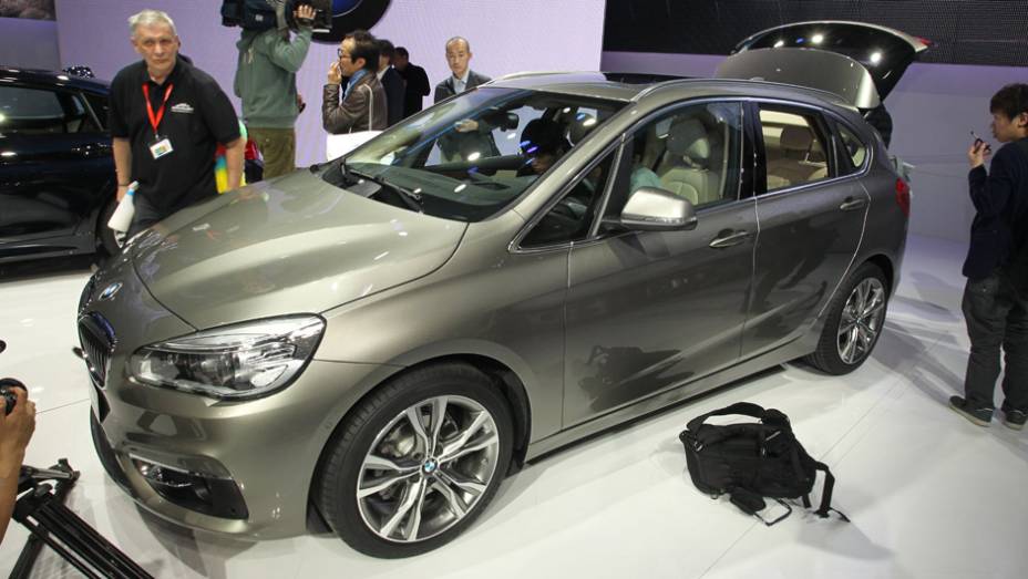 BMW Série 2 Active Tourer | <a href="https://beta-develop.quatrorodas.abril.com.br/noticias/saloes/genebra-2014/bmw-mostra-serie-2-active-tourer-completo-773485.shtml" rel="migration">Leia mais</a>| <a href="https://beta-develop.quatrorodas.abril.com.br/galerias/saloes/genebra/2014/direto-genebra-par" rel="migration"></a>