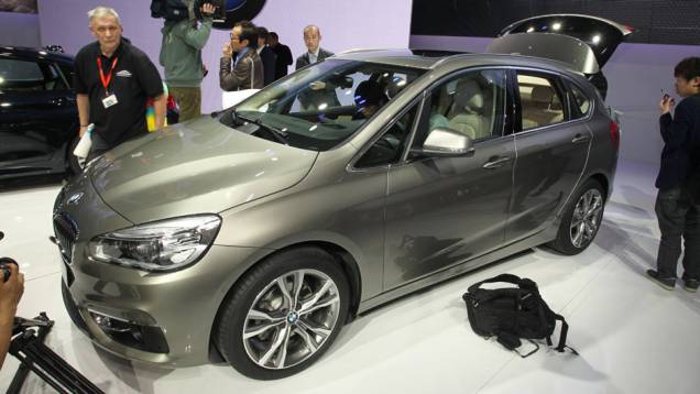 BMW Série 2 Active Tourer | <a href="https://beta-develop.quatrorodas.abril.com.br/noticias/saloes/genebra-2014/bmw-mostra-serie-2-active-tourer-completo-773485.shtml" rel="migration">Leia mais</a>| <a href="https://beta-develop.quatrorodas.abril.com.br/galerias/saloes/genebra/2014/direto-genebra-par" rel="migration"></a> BMW Série 2 Active Tourer | <a href="https://beta-develop.quatrorodas.abril.com.br/noticias/saloes/genebra-2014/bmw-mostra-serie-2-active-tourer-completo-773485.shtml" rel="migration">Leia mais</a>| <a href="https://beta-develop.quatrorodas.abril.com.br/galerias/saloes/genebra/2014/direto-genebra-par" rel="migration"></a>