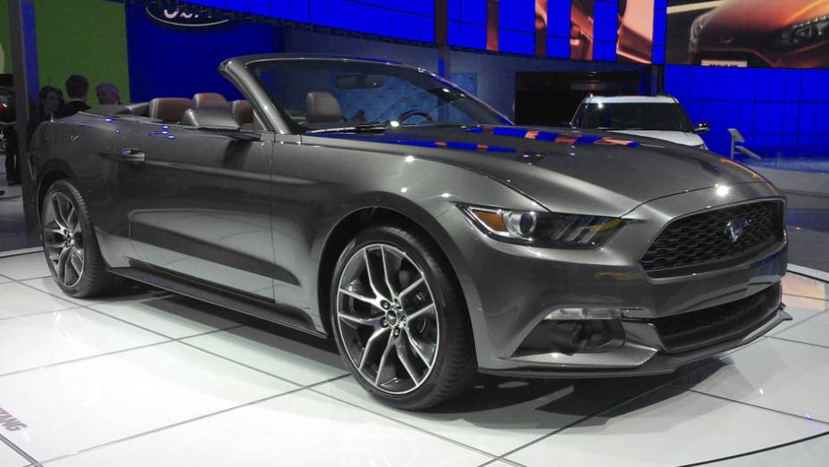 Mustang Cabriolet: &iacute;cone da ind&uacute;stria americana, o <em>pony-car</em> aparece na vers&atilde;o sem teto....