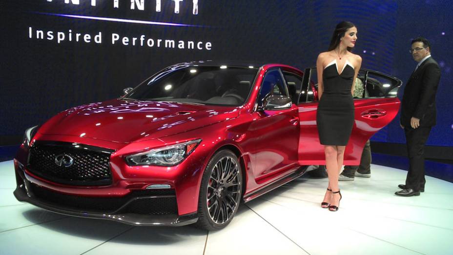Infiniti Q50 Eau Rouge: sed&atilde; traz elementos aerodin&acirc;micos inspirados no RB9, o monoposto campe&atilde;o da F-1 nas m&atilde;os de Sebastian Vettel