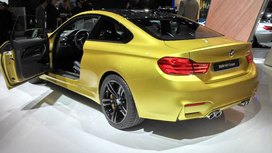 BMW M4 Coupé: embora tenha a mesma motorização do M3 Sedan, o cupê pode chegar aos 280 km/h se o dono optar pelo M Sports Package BMW M4 Coupé: embora tenha a mesma motorização do M3 Sedan, o cupê pode chegar aos 280 km/h se o dono optar pelo M Sports Package