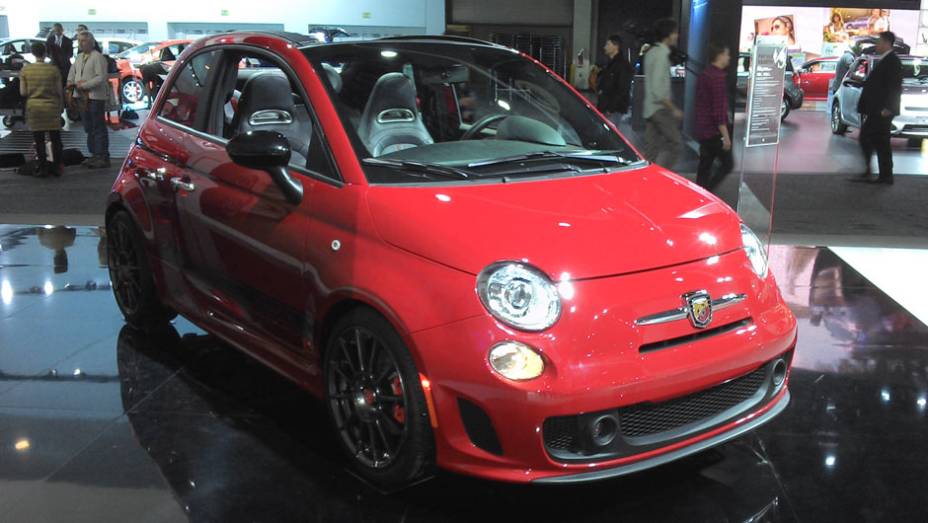 Fiat 500 Abarth: o apimentado compacto será vendido no Brasil até o fim deste ano com 160 cv de diversão Fiat 500 Abarth: o apimentado compacto será vendido no Brasil até o fim deste ano com 160 cv de diversão
