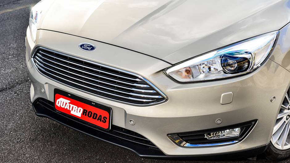 Frente adota a grade ao estilo Aston Martin e fez bem ao carro, cujo visual geral ficou mais esportivo e atraente | <a href="https://beta-develop.quatrorodas.abril.com.br/carros/impressoes/ford-focus-fastback-889520.shtml" rel="migration">Leia mais</a>