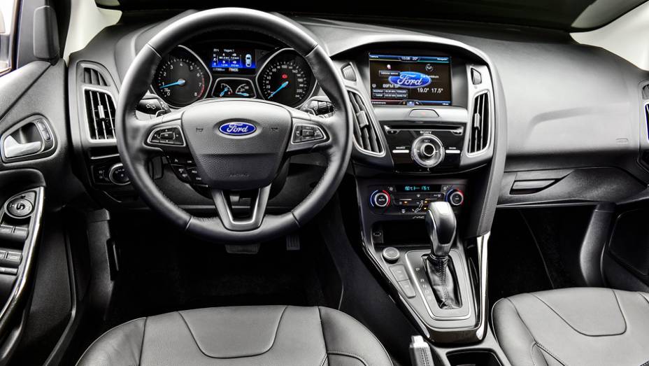 Sem plástico duro: painel é emborrachado em toda sua extensão e é agradável ao toque | <a href="https://beta-develop.quatrorodas.abril.com.br/carros/impressoes/ford-focus-fastback-889520.shtml" rel="migration">Leia mais</a> Sem plástico duro: painel é emborrachado em toda sua extensão e é agradável ao toque | <a href="https://beta-develop.quatrorodas.abril.com.br/carros/impressoes/ford-focus-fastback-889520.shtml" rel="migration">Leia mais</a>