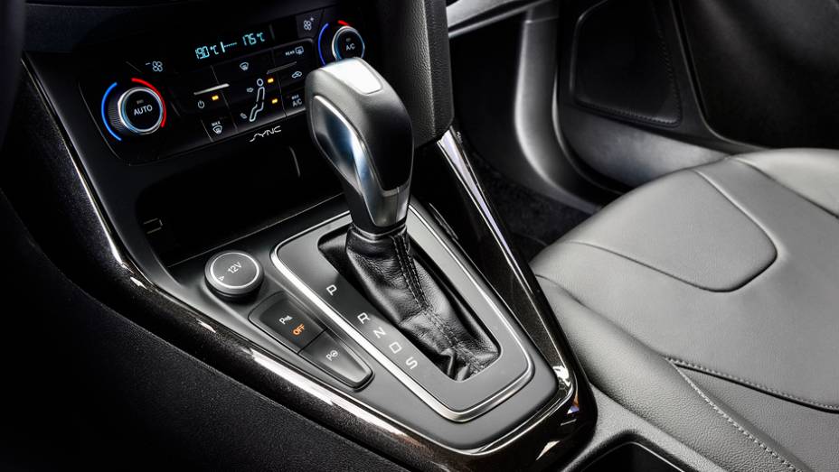 Câmbio automatizado de dupla embreagem tem trocas rápidas e suaves; a partir da versão Titanium, motorista pode trocar marchas no volante | <a href="https://beta-develop.quatrorodas.abril.com.br/carros/impressoes/ford-focus-fastback-889520.shtml" rel="migration">Leia mais</a> Câmbio automatizado de dupla embreagem tem trocas rápidas e suaves; a partir da versão Titanium, motorista pode trocar marchas no volante | <a href="https://beta-develop.quatrorodas.abril.com.br/carros/impressoes/ford-focus-fastback-889520.shtml" rel="migration">Leia mais</a>