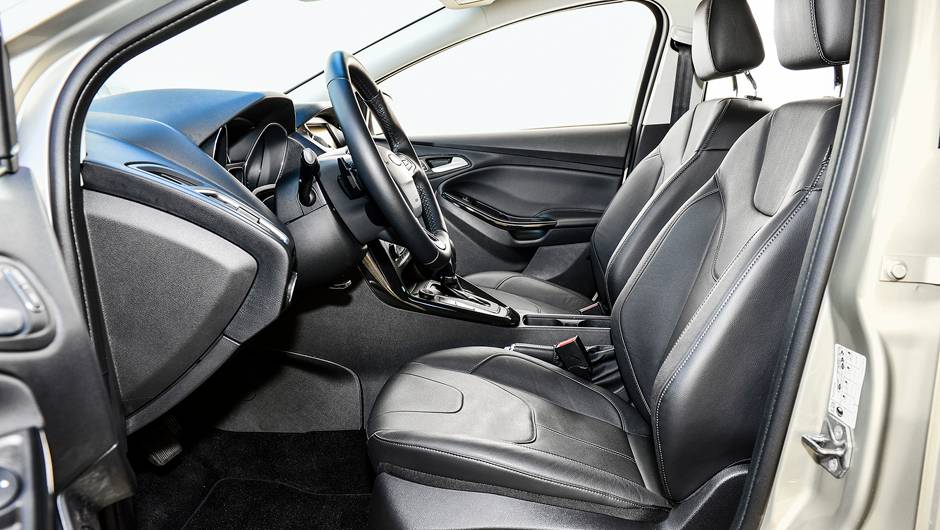 Regulagem el&eacute;trica do banco do motorista &eacute; exclusiva da vers&atilde;o Titanium Plus | <a href="https://beta-develop.quatrorodas.abril.com.br/carros/impressoes/ford-focus-fastback-889520.shtml" rel="migration">Leia mais</a>