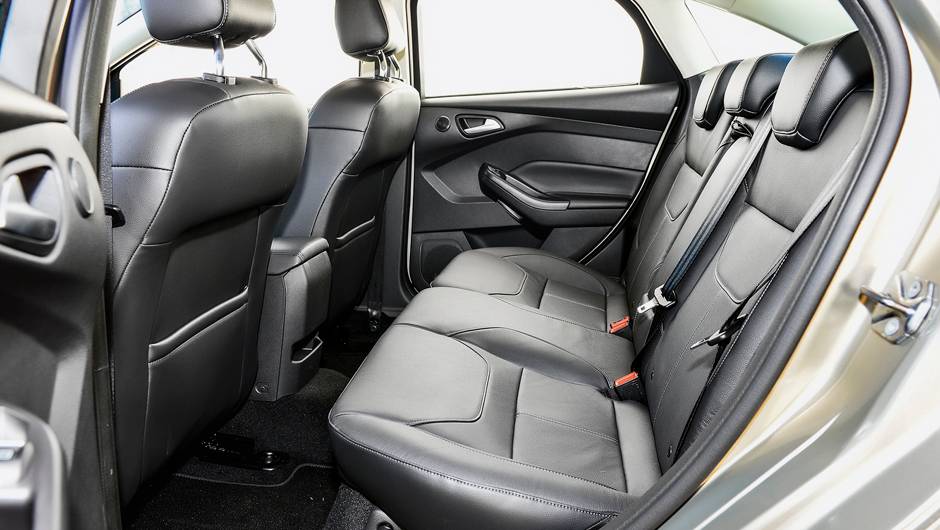 Quem tem mais de 1,80 metro n&atilde;o fica muito confort&aacute;vel: espa&ccedil;o no banco traseiro n&atilde;o &eacute; dos mais generosos | <a href="https://beta-develop.quatrorodas.abril.com.br/carros/impressoes/ford-focus-fastback-889520.shtml" rel="migration">Leia mais</a>