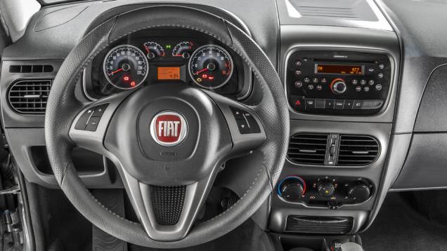 O painel tamb&eacute;m foi discretamente redesnehado, com direito a novas sa&iacute;das de ar-condicionado e volante com comandos de som nas vers&otilde;es mais caras | <a href="https://beta-develop.quatrorodas.abril.com.br/carros/lancamentos/fiat-palio-weekend-siena-strada-2013-688581.shtm" rel="migration"></a>