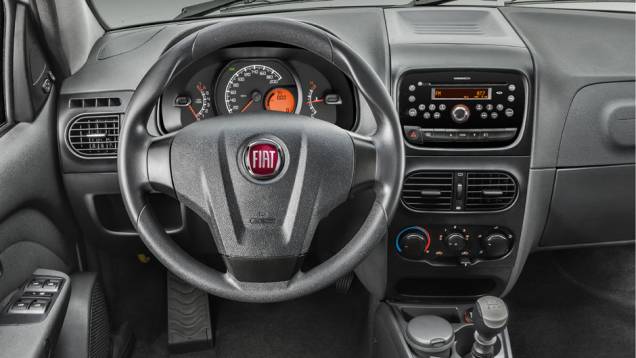 O volante diferenciado e o acabamento mais simples caracterizam as vers&otilde;es de entrada | <a href="https://beta-develop.quatrorodas.abril.com.br/carros/lancamentos/fiat-palio-weekend-siena-strada-2013-688581.shtml" rel="migration">Leia mais</a>