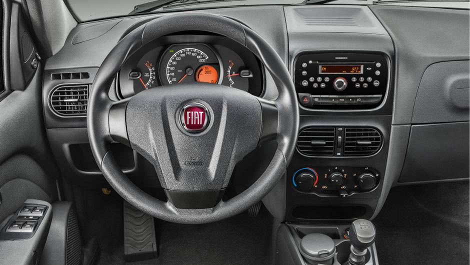 O volante diferenciado e o acabamento mais simples caracterizam as vers&otilde;es de entrada | <a href="https://beta-develop.quatrorodas.abril.com.br/carros/lancamentos/fiat-palio-weekend-siena-strada-2013-688581.shtml" rel="migration">Leia mais</a>