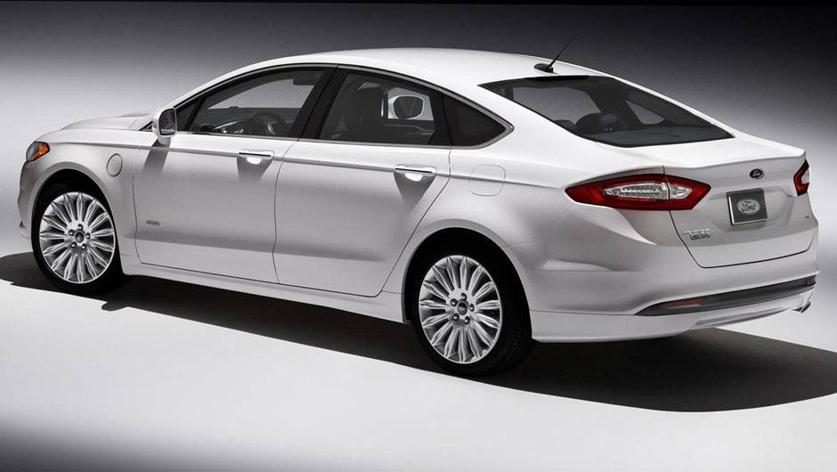 Na traseira, o visual &eacute; um pouco mais discreto | <a href="https://beta-develop.quatrorodas.abril.com.br/salao-do-automovel/2012/carros/fusion-706006.shtml" rel="migration">Leia mais</a>