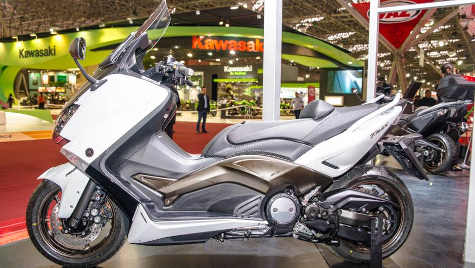 Estande da Yamaha no Salão Duas Rodas 2013 | <a href="https://beta-develop.quatrorodas.abril.com.br/moto/noticias/tmax-destaque-yamaha-salao-duas-rodas-756402.shtml" rel="migration">Leia mais</a> Estande da Yamaha no Salão Duas Rodas 2013 | <a href="https://beta-develop.quatrorodas.abril.com.br/moto/noticias/tmax-destaque-yamaha-salao-duas-rodas-756402.shtml" rel="migration">Leia mais</a>