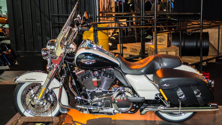 Estande da Harley-Davidson no Salão Duas Rodas 2013 - Nova Road King Classic| <a href="https://beta-develop.quatrorodas.abril.com.br/moto/noticias/harley-davidson-tres-novidades-ao-salao-duas-rodas-756391.shtml" rel="migration">Leia mais</a>