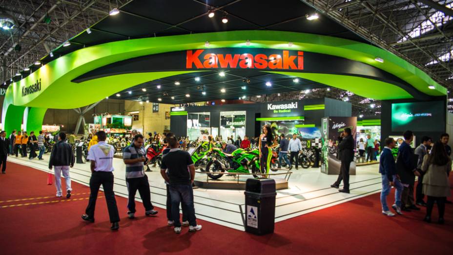 Estande da Kawasaki no Salão Duas Rodas 2013 | <a href="https://beta-develop.quatrorodas.abril.com.br/moto/noticias/kawasaki-lanca-ninja-1000-tourer-abs-salao-duas-rodas-756465.shtml" rel="migration">Leia mais</a>