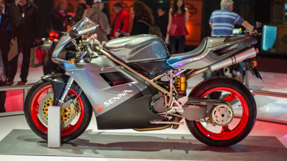 Ducati 916 Senna no Salão Duas Rodas 2013 | <a href="https://beta-develop.quatrorodas.abril.com.br/moto/noticias/ducati-revela-1199-panigale-s-senna-salao-duas-rodas-756467.shtml" rel="migration">Leia mais</a>