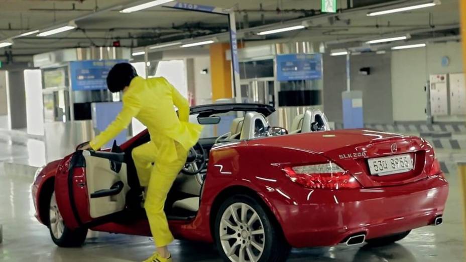Eeee, sexy lady... Gangnam Style quebrou recordes de acesso no Youtube. E, se voc&ecirc; n&atilde;o reparou, repare: esta bela Mercedes-Benz SLK 200 aparece no clipe.