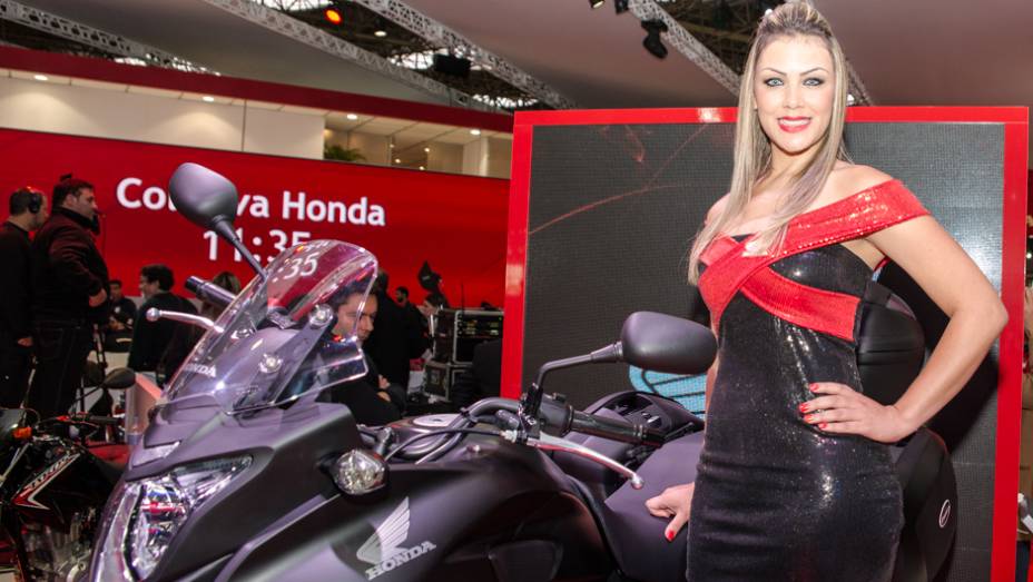 Garotas do Sal&atilde;o Duas Rodas | <a href="https://beta-develop.quatrorodas.abril.com.br/moto/galerias/garotas/garotas-salao-duas-rodas-parte-2-756601.shtml" rel="migration">Veja a segunda galeria das gatas do Sal&atilde;o Duas Rodas</a>