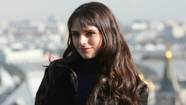 Jordana Brewster: filha de mãe brasileira, ela viveu quatro anos por aqui e fala português; interpreta Mia, irmã de Dom, nos filmes 1, 4, 5, 6 e 7 | <a href="https://beta-develop.quatrorodas.abril.com.br/galerias/especiais/carros-velozes-furiosos-7-852417.shtml" target="_blank" rel="migration"></a> Jordana Brewster: filha de mãe brasileira, ela viveu quatro anos por aqui e fala português; interpreta Mia, irmã de Dom, nos filmes 1, 4, 5, 6 e 7 | <a href="https://beta-develop.quatrorodas.abril.com.br/galerias/especiais/carros-velozes-furiosos-7-852417.shtml" target="_blank" rel="migration"></a>