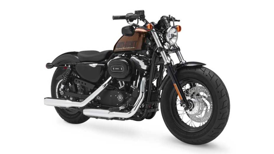 A Sportster Forty-Eight é uma das novidades mostradas no estande da Harley-Davidson no Salão Duas Rodas | <a href="https://beta-develop.quatrorodas.abril.com.br/moto/noticias/harley-davidson-tres-novidades-ao-salao-duas-rodas-756391.shtml" rel="migration">Leia mais</a>