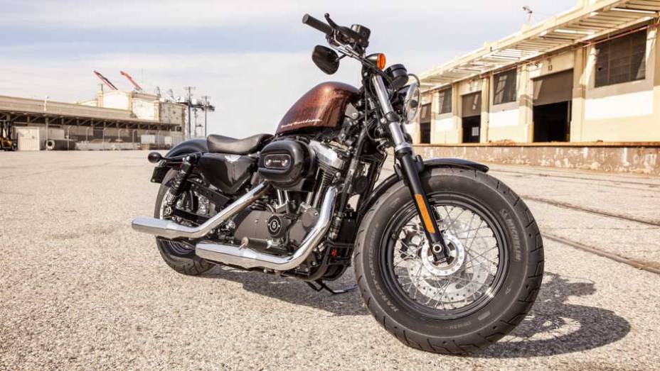 Visual moderno inclui tanque de combustível Peanut | <a href="https://beta-develop.quatrorodas.abril.com.br/moto/noticias/harley-davidson-tres-novidades-ao-salao-duas-rodas-756391.shtml" rel="migration">Leia mais</a>